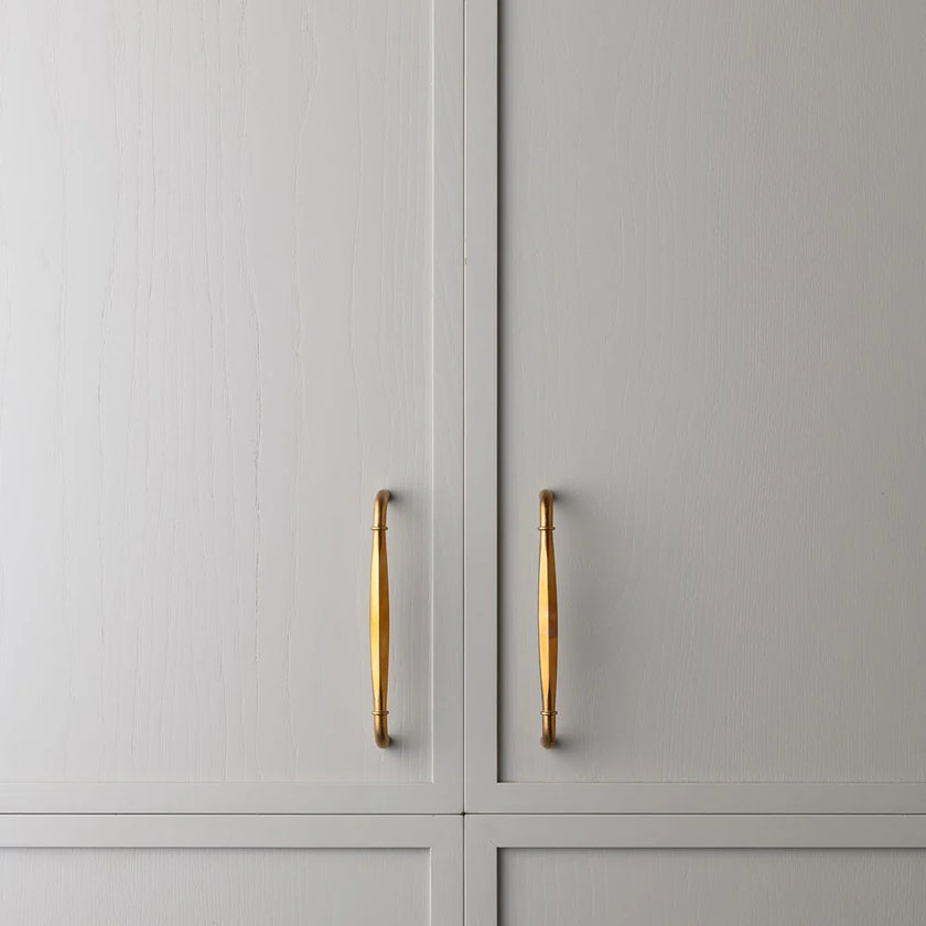 Cast Almond Pull